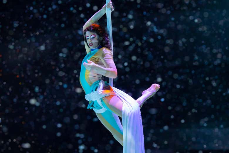 Una ballerina di La Perle by Dragone