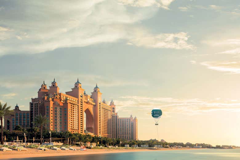 The Dubai Balloon davanti all'Hotel Atlantis