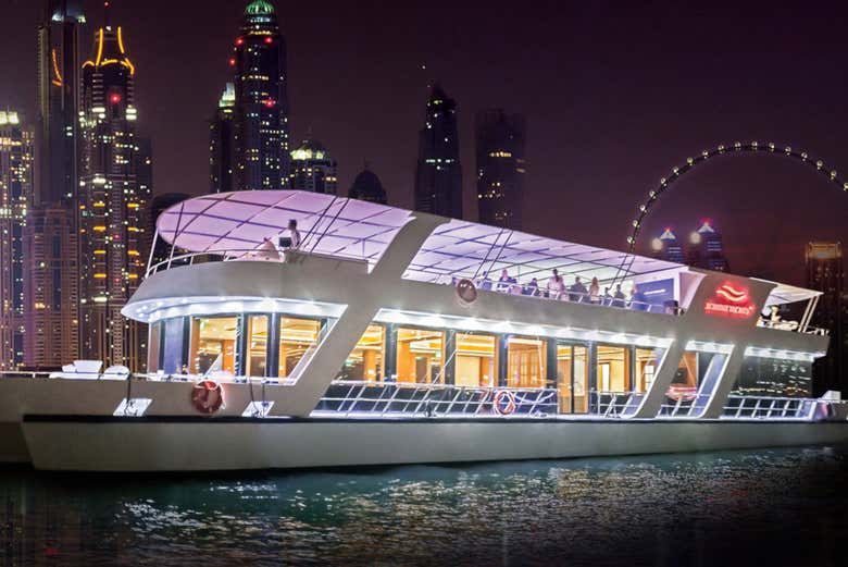 Navigando lungo la costa di Dubai Marina