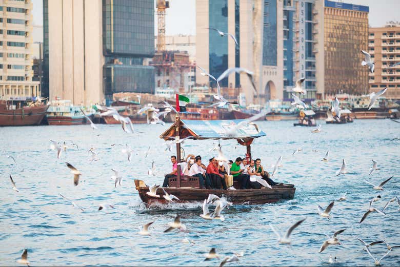 Attraversando la ria di Dubai in abra