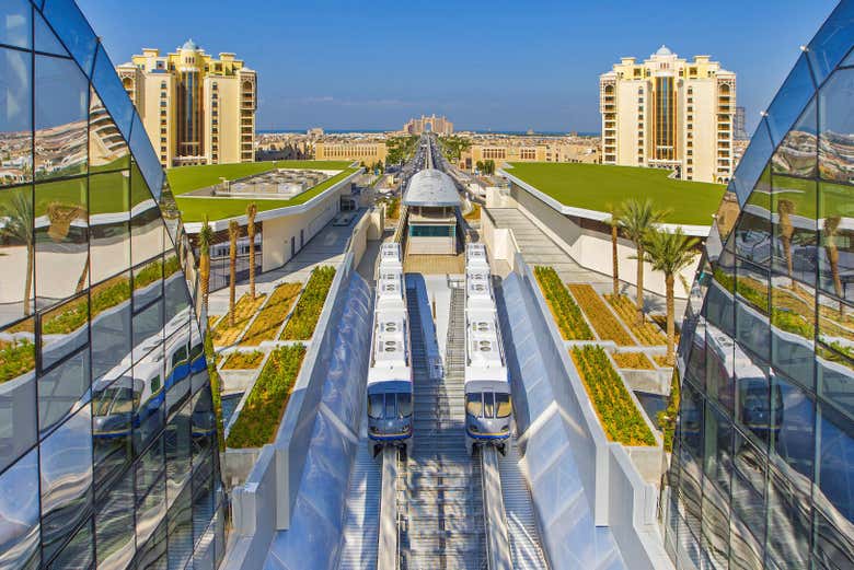 Pronti per viaggiare sullla monorotaia Palm Jumeirah