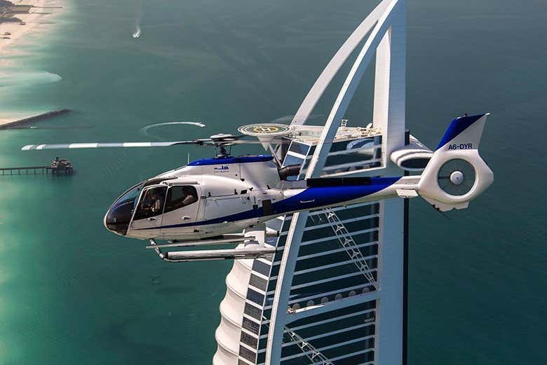 Sorvolando Jumeirah e il Burj Al Arab
