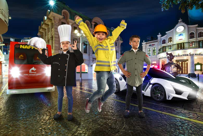Bambini che giocano a KidZania Dubai