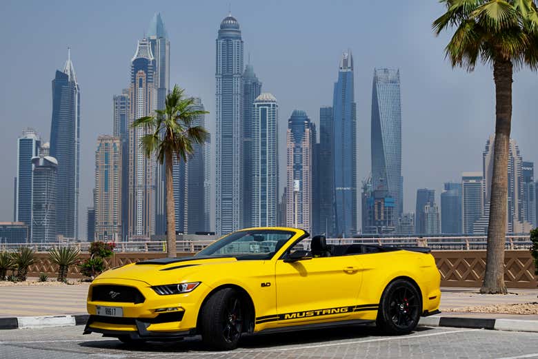Ford Mustang gialla di fronte ai grattacieli di Dubai