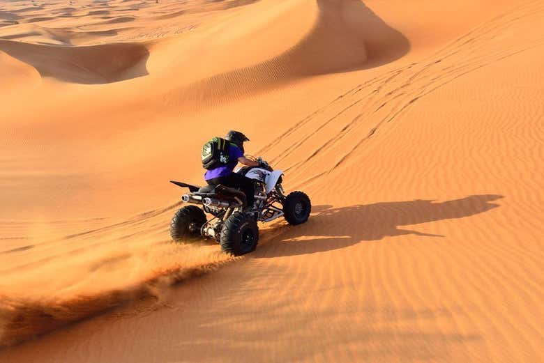 Attraversando il deserto sul quad