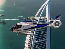 Elicottero sorvolando Dubai