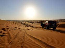 Tramonto nel deserto da un Hummer H2