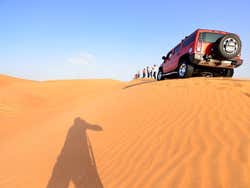 Percorrendo il deserto su un Hummer H2