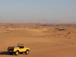 Attraversando il deserto in un Land Rover d'epoca