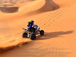 Percorrendo il deserto in quad