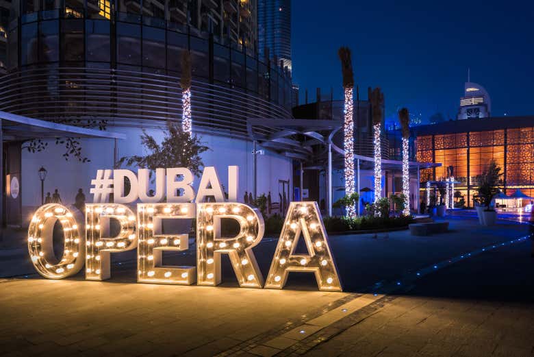 Insegna dell'Opera di Dubai  